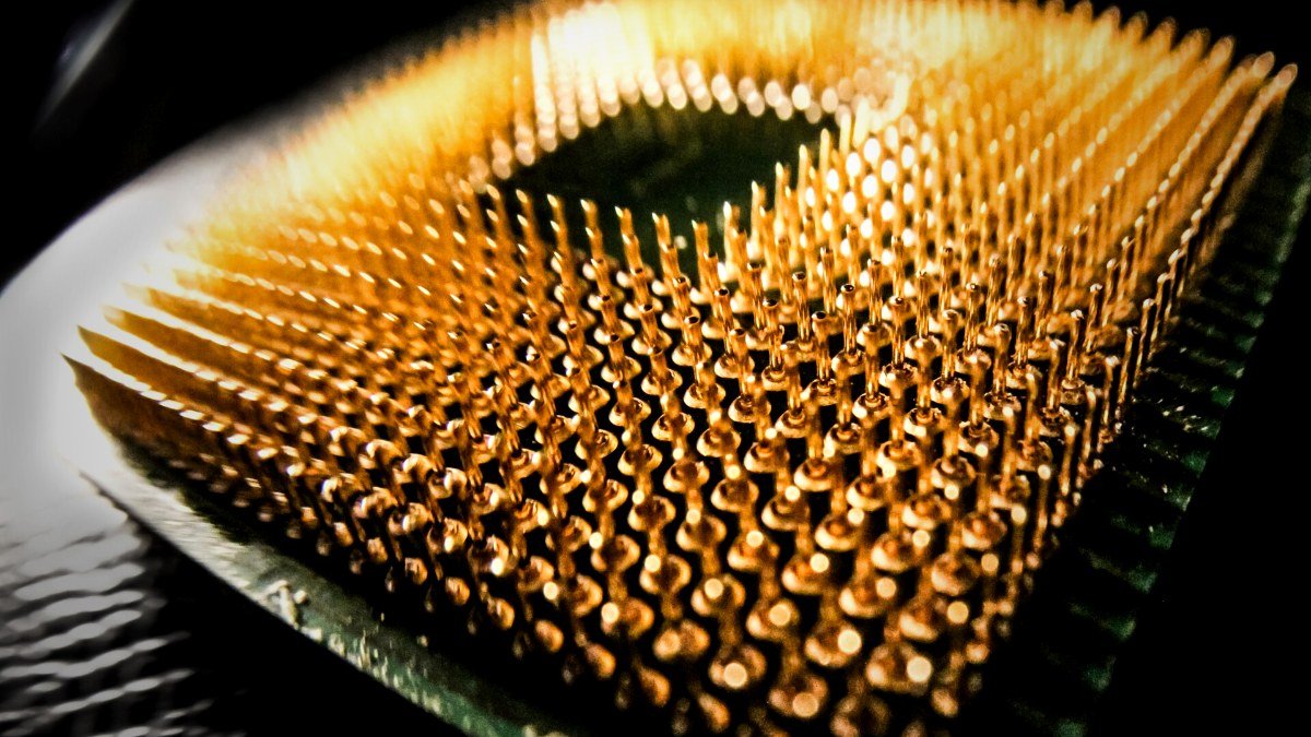 Close-up of a processor chip, representing the Motorola Signature 27 Snapdragon chip