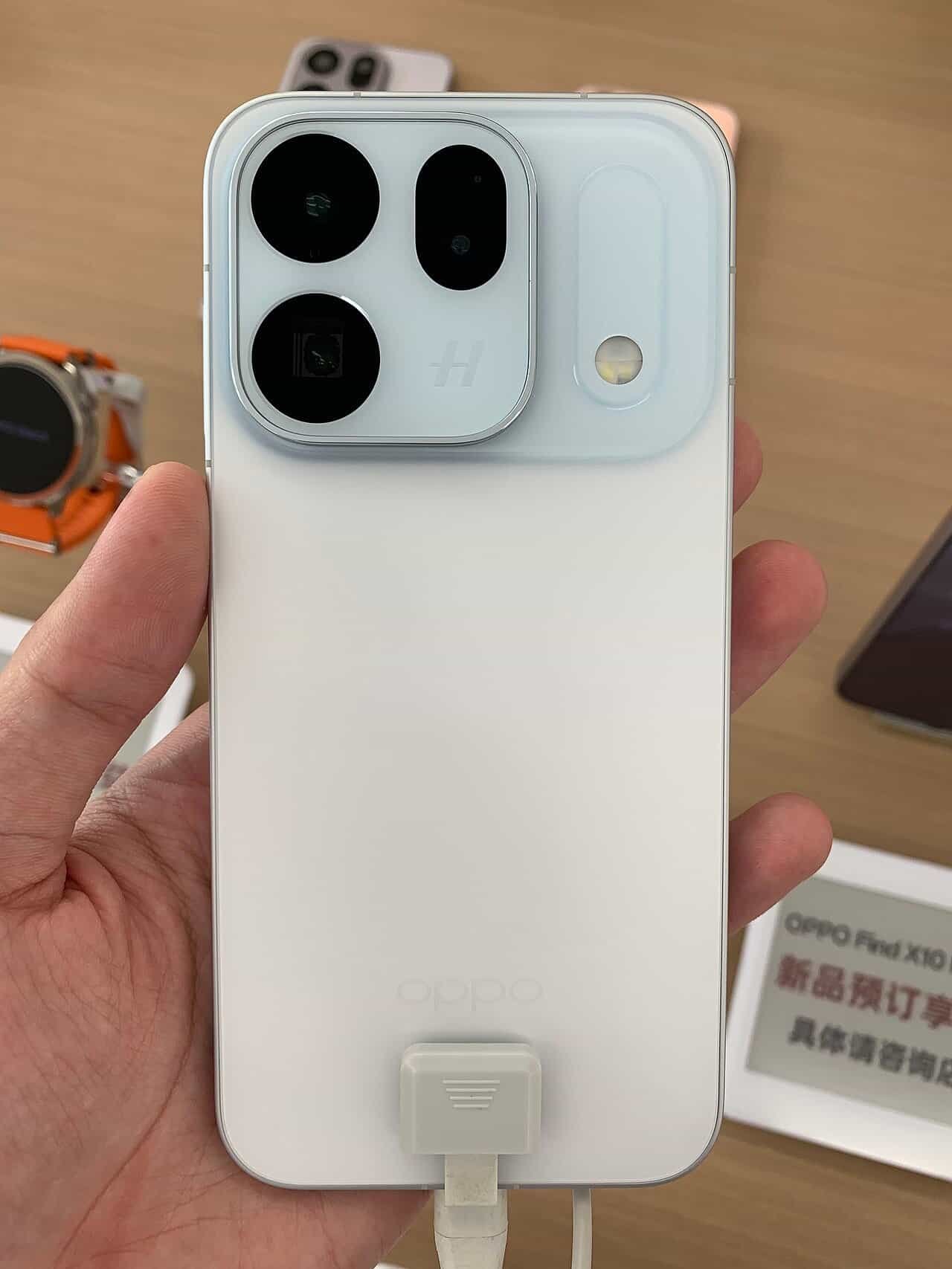 OPPO Find X10 in white showing its rear camera module with 200MP main and 200MP periscope telephoto cameras
